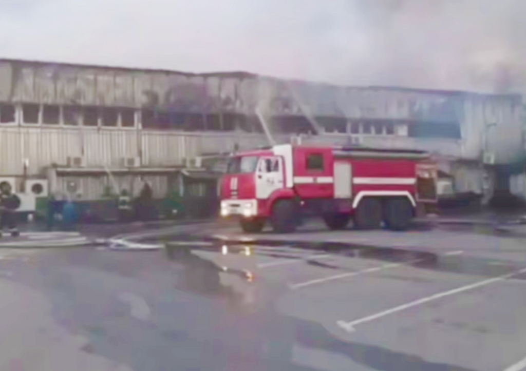 В Подмосковье загорелся склад торгового оборудования