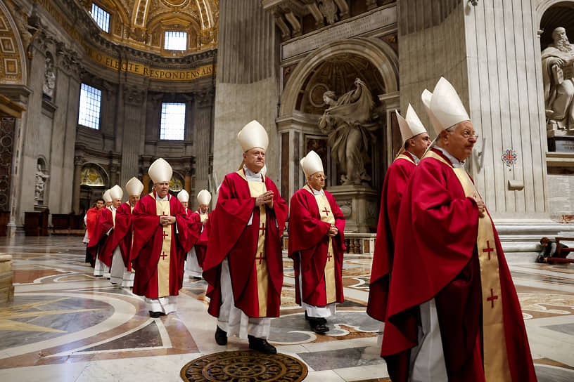 Кардиналы в храме Святого Петра в Ватикане