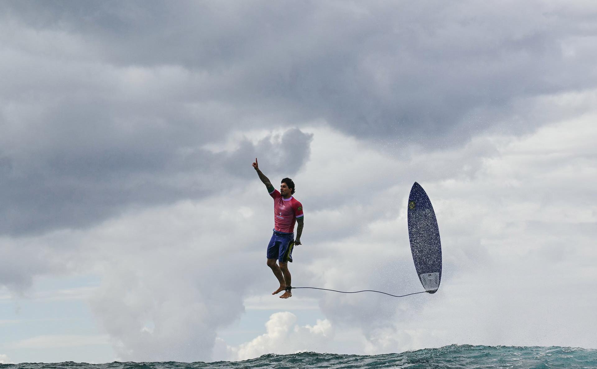 Бразильский серфер Габриэль Медина во время олимпийского турнира 2024 года на Таити (Французская Полинезия). (Jerome Brouillet / Agence France-Presse / Wolrd Press Photo)
