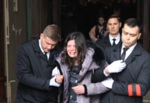 Тысячи фанатов собрались в Храме Петра и Павла проститься с Павлом Ивлевым Пашей Техником tysyachi fanatov sobralis v hrame petra i pavla prostitsya s pavlom ivlevym pashej tehnikom-obzone-su-174437329500-0