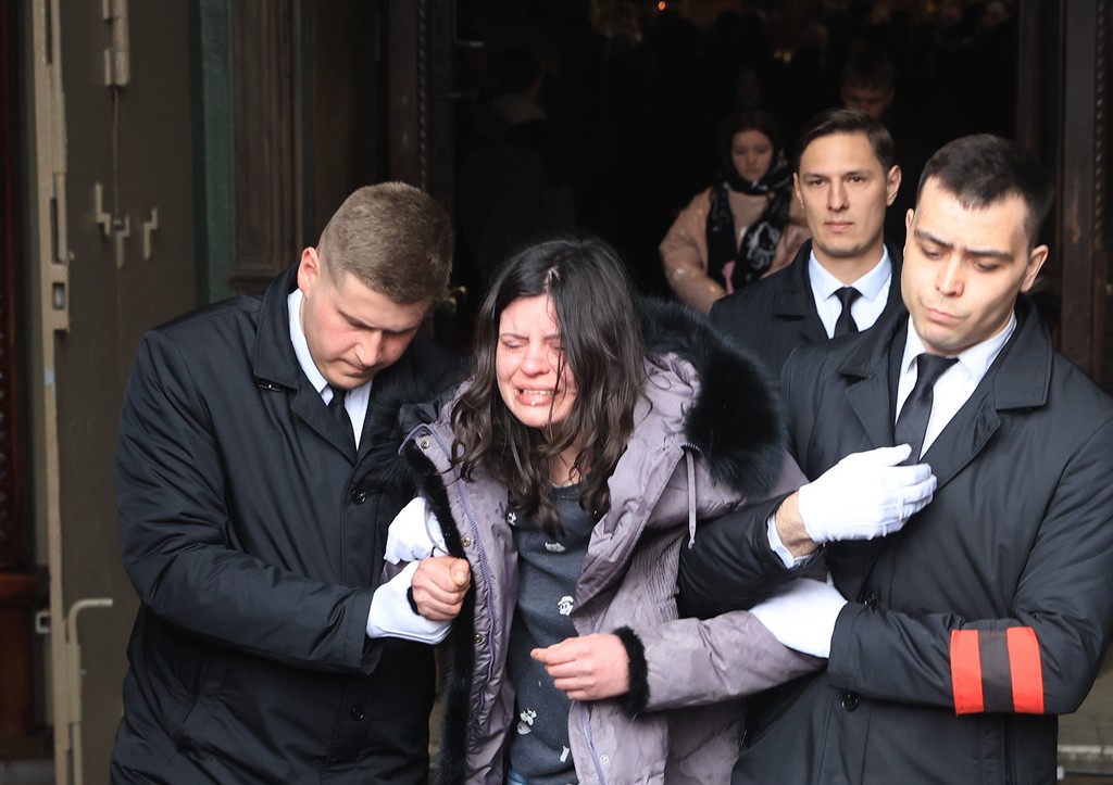 Скорбящие фанаты, штурм храма, ОМОН: скандалы на прощании с Пашей Техником