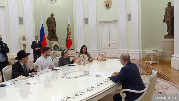 Путин встретился в Кремле с освобожденным из плена в Газе Труфановым