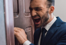 Ярослав Нилов и ЛДПР - Защита граждан через полный запрет коллекторов SelectiveFocusOfAngryCollectorShoutingAndKnockingOnDoor