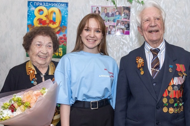 Волонтёры Алексея Вихарева из Екатеринбурга поздравили героев Победы