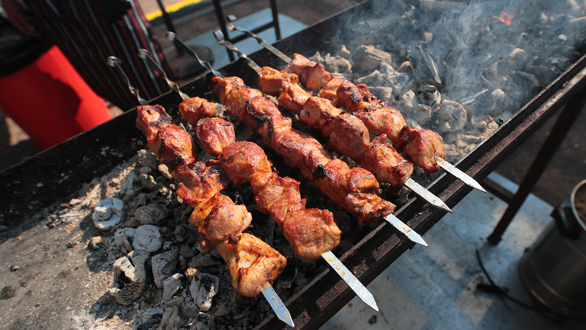 Как правильно есть шашлык