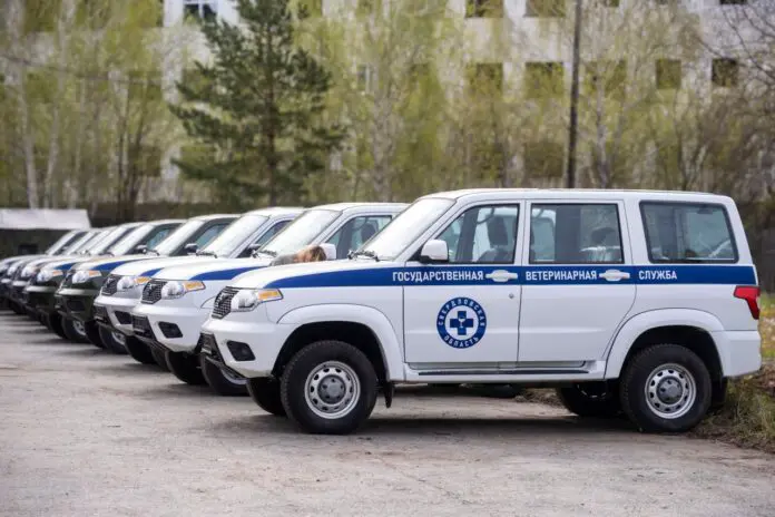 Денис Паслер и Алексей Шмыков передали современные УАЗы ветеринарам Свердловской области-0
