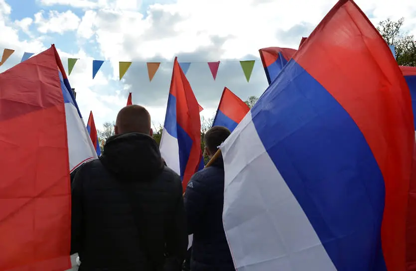 Боснийские сербы с флагами Сербии на протестах в Баня-Луке, Босния и Герцеговина, 13 ноября 2021 года