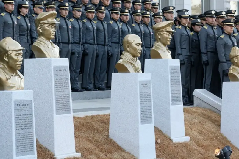 Церемония открытия бюстов пяти борцов за независимость, в том числе генерала Хон Бом До Yonhap (6+)