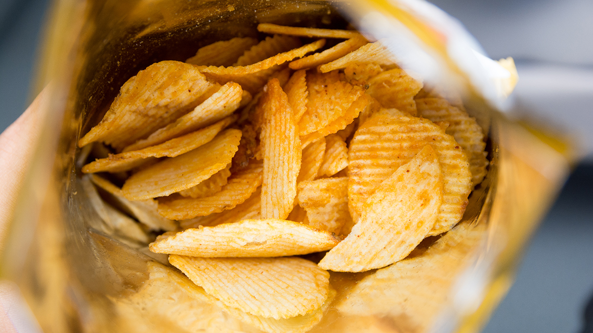 Россиян предупредили о возможном дефиците чипсов и сухариков летом