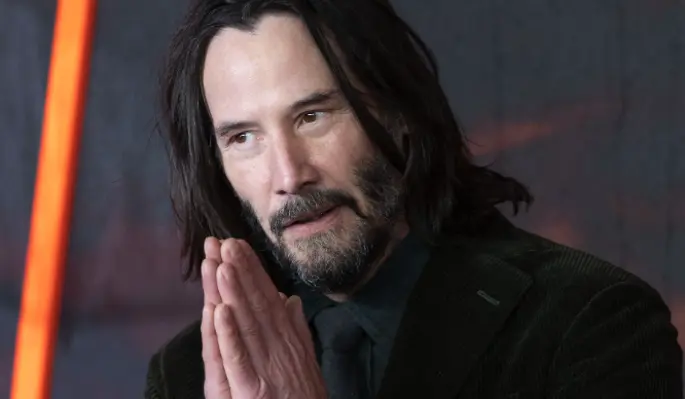 59-летний Киану Ривз избавился от волос ради новой роли и стал неузнаваемым 