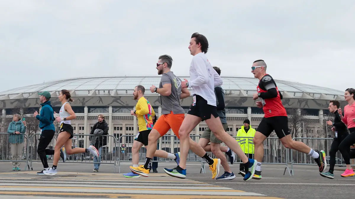 Историческая эстафета и забег по Садовому кольцу собрали почти 10 тыс. участников