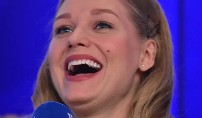 Деревянко рассказал о неловком поцелуе с Асмус