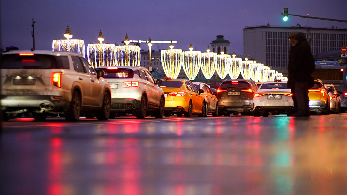 Люди застряли в тоннеле, полном выхлопных газов, из-за затруднений на дорогах Москвы