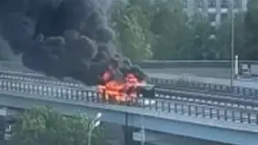Автобус загорелся на эстакаде на Новокуркинском шоссе в Москве