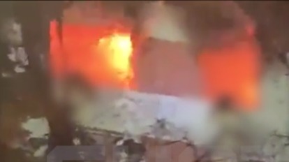 Появились кадры с места тушения пожара в жилом доме на улице Генерала Тюленева