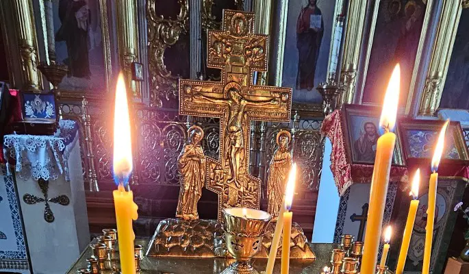 Люди несут цветы к дому Светланы Немоляевой в центре Москвы