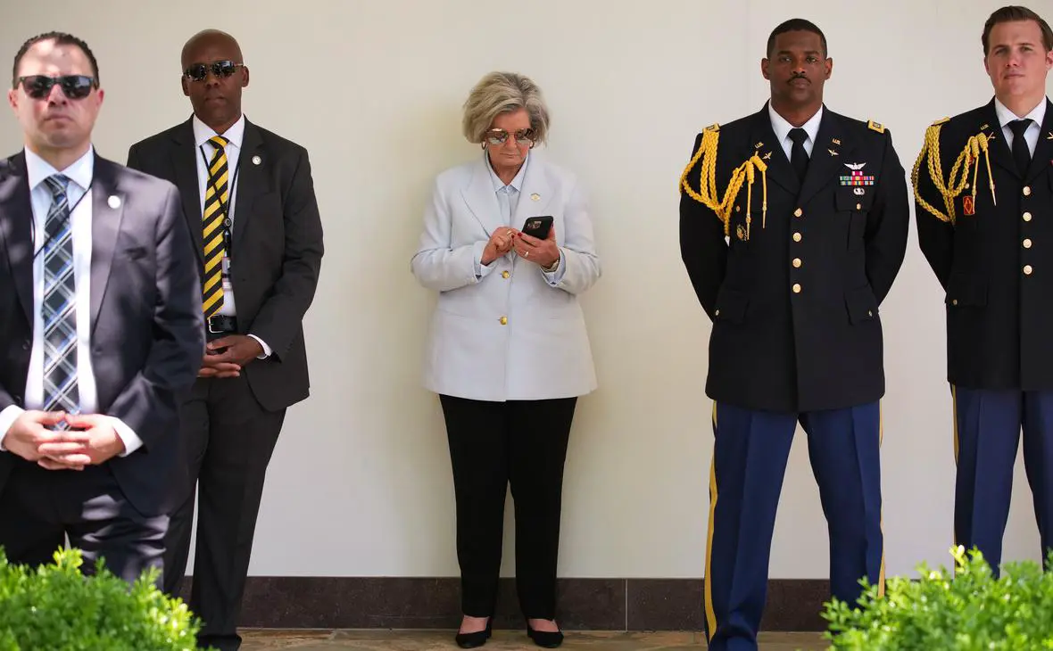 Сьюзи Уайлс (в центре) (Andrew Harnik / Getty Images)