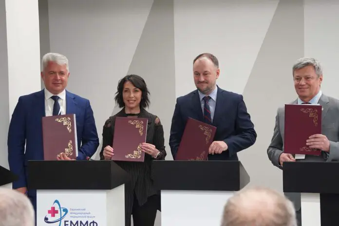 Татьяна Савинова, Андрей Ветлужских и другие работают над здоровьем работников Свердловской области на Евразийском международном медицинском форуме-0