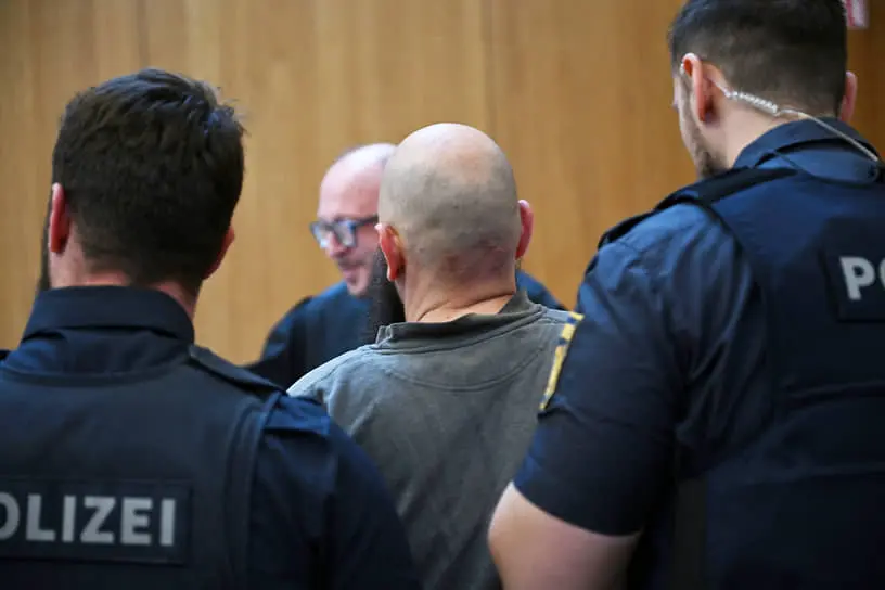 Обвиняемый в шпионаже Дитер Ш. сопровождается в суд в Мюнхене