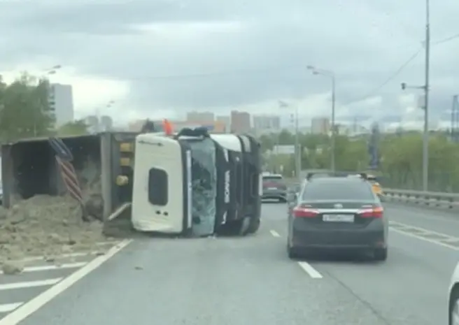 На юге Москвы произошло крупное ДТП — там образовалась глухая пробка | Источник: МК: срочные новости / T.me