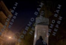 В Одессе вандалы сорвали табличку с памятника маршалу Родиону Малиновскому v odesse vandaly sorvali tablichku s pamyatnika marshalu rodionu malinovskomu-obzone-su-174678665900-0