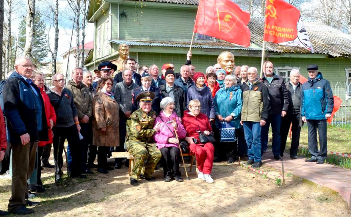 Открытие памятника Иосифу Сталину в поселке Кадуй Вологодской области, 4 мая 2025 года (kprf / VK)
