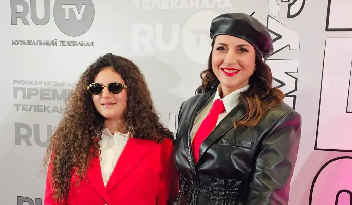 Настоящая звезда: Жасмин похвасталась красивой взрослой дочерью