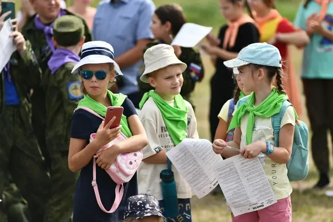 В летних лагерях смены часто разделяются по тематикам — изучаемым предметам или активностям | Источник: Дмитрий Емельянов / E1.RU