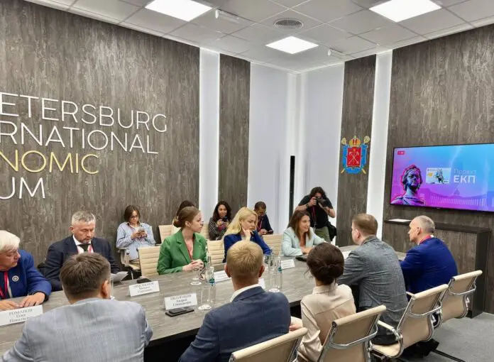 Единая социальная карта «Уралочка» признана успешным проектом Свердловской области-0