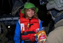 greta tunberg i aktivisty obsuzhdayut ekstrennuyu deportacziyu v izraile-obzone-su-0