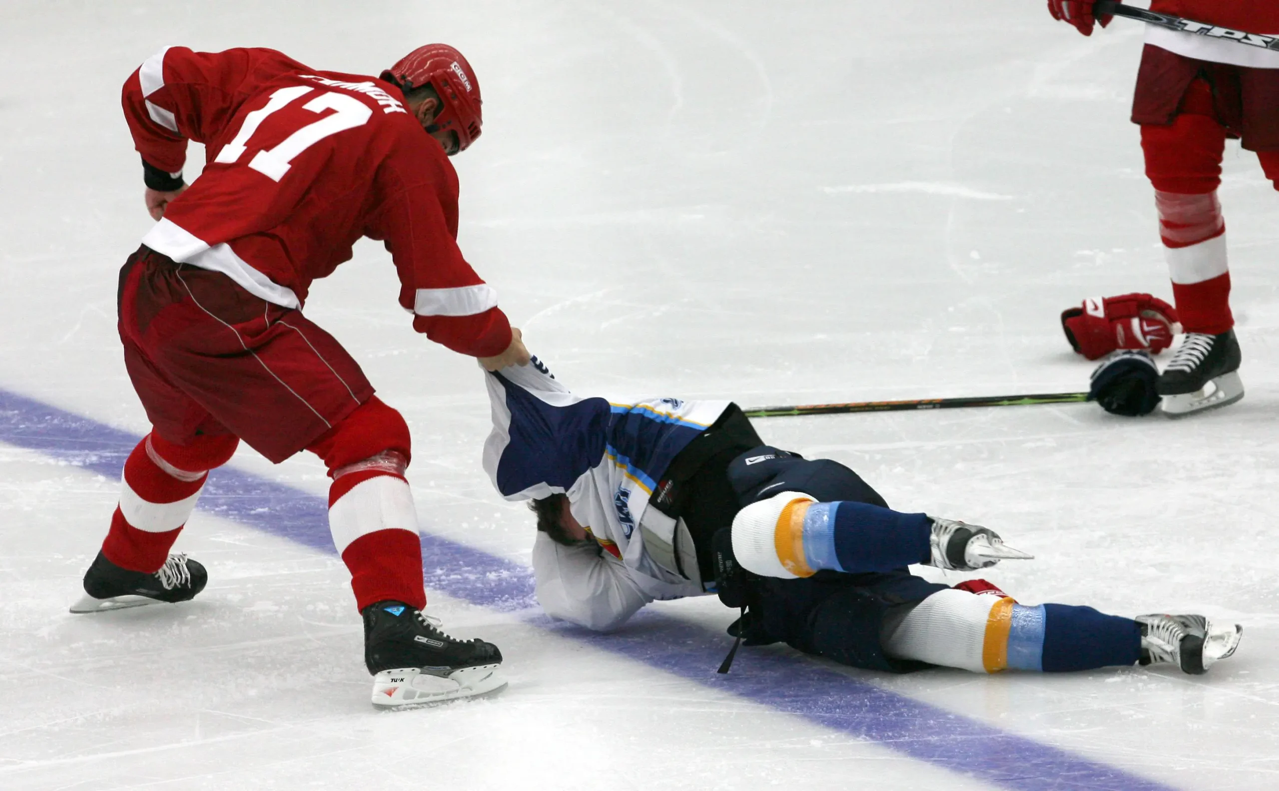 Хоккеист  Витязя  Крис Саймон избивает соперника ( СПОРТ-ЭКСПРЕСС / ТАСС )