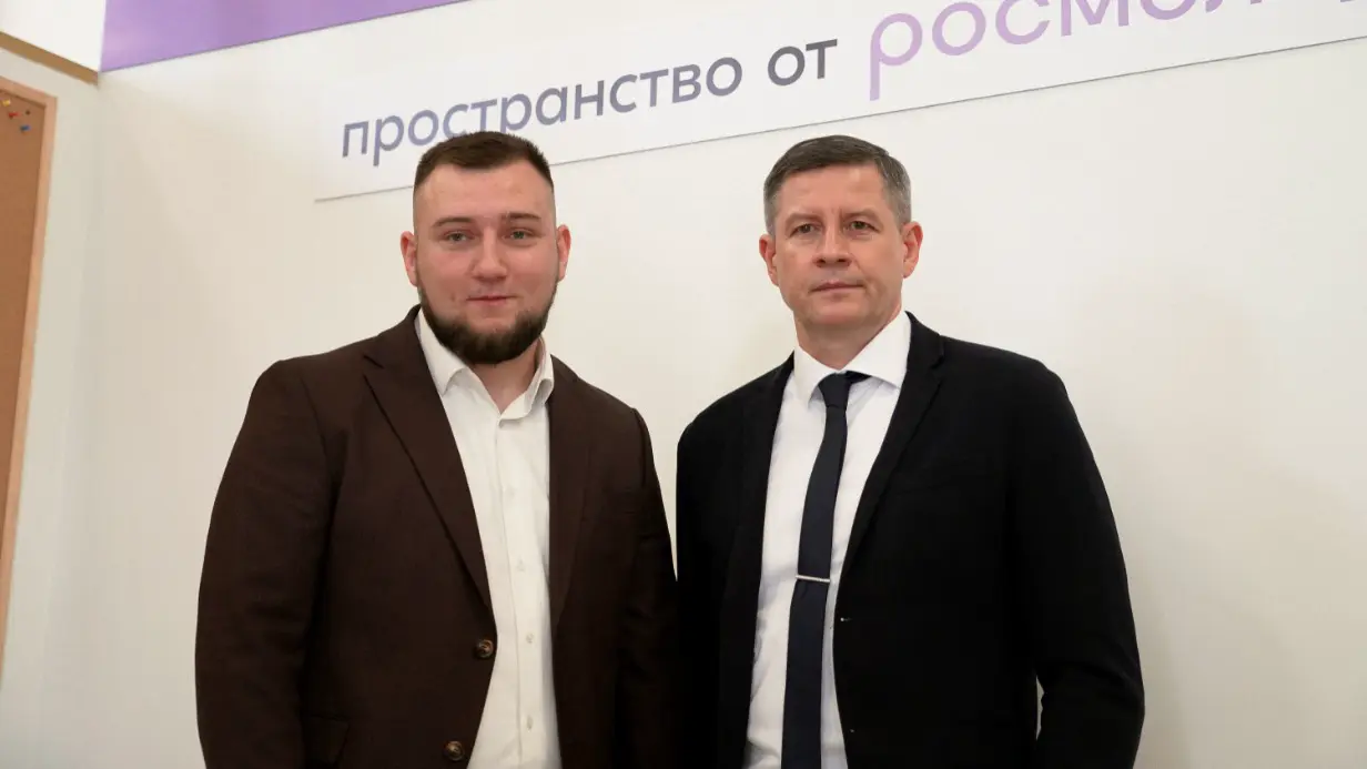 Министр молодежной политики ЛНР Михаил Голубович (слева) и председатель правительства ЛНР Егор Ковальчук на торжественном открытии Молодежного центра в Луганске