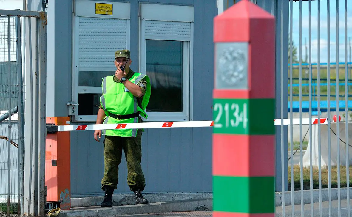 На контрольно-пропускном пункте Бугристое российско-казахстанской границы (Александр Кондратюк / РИА Новости)