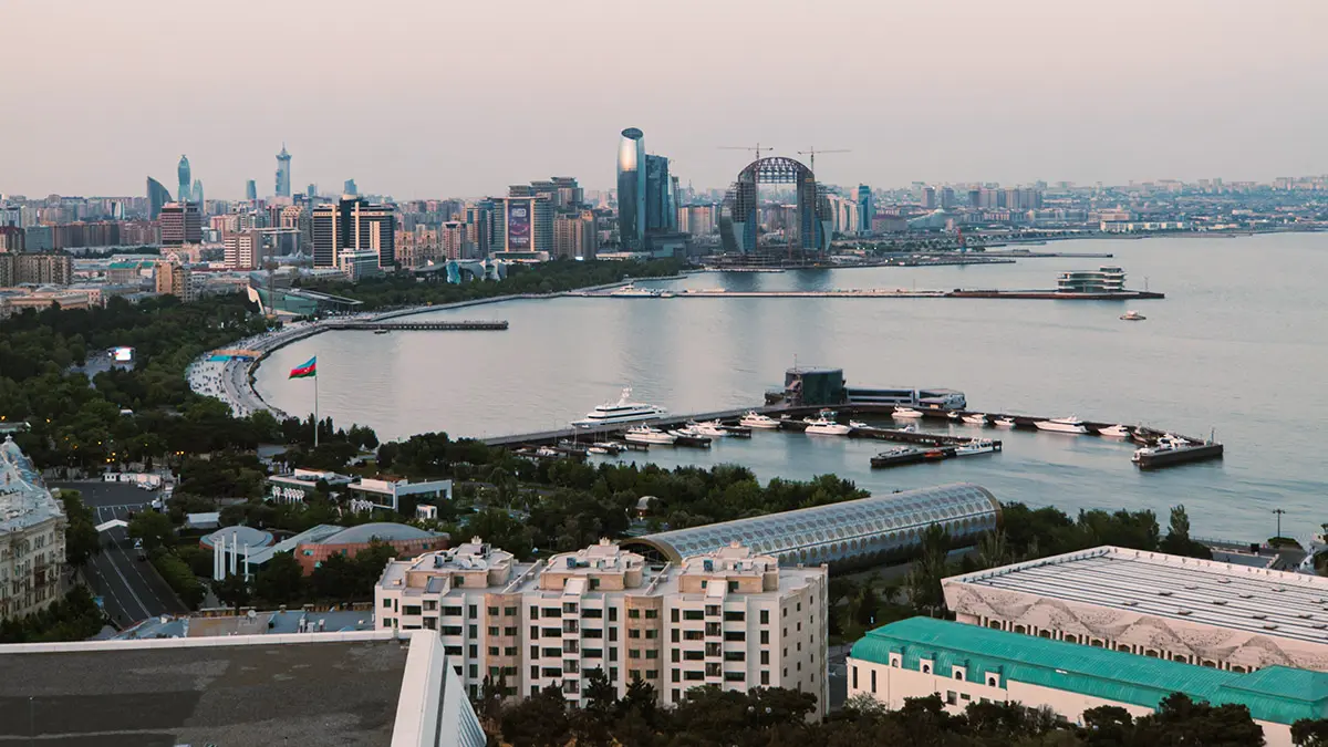 Sputnik назвал абсурдными обвинения, по которым в Баку задержали журналистов