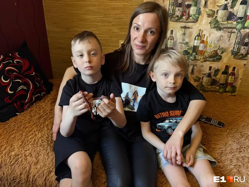Кристина с младшим сыном Марком — ему семь лет, Лёвой — ему восемь, и домашним питомцем Васей — ему пять месяцев | Источник: Елена Панкратьева / E1.RU
