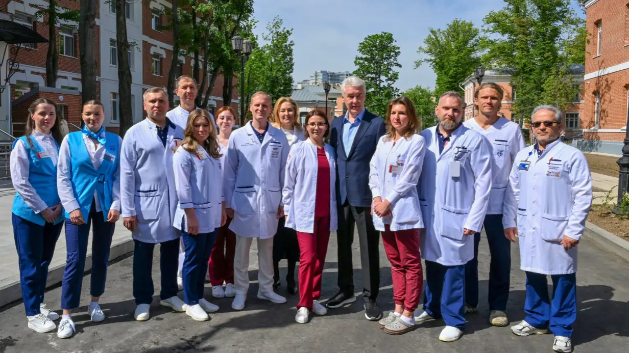 Мэр Москвы Сергей Собянин в преддверии Дня защиты детей открыл шесть новых специализированных центров для лечения детей с хроническими заболеваниями сердца и желудочно-кишечного тракта. Модернизация стационаров столицы будет продолжена