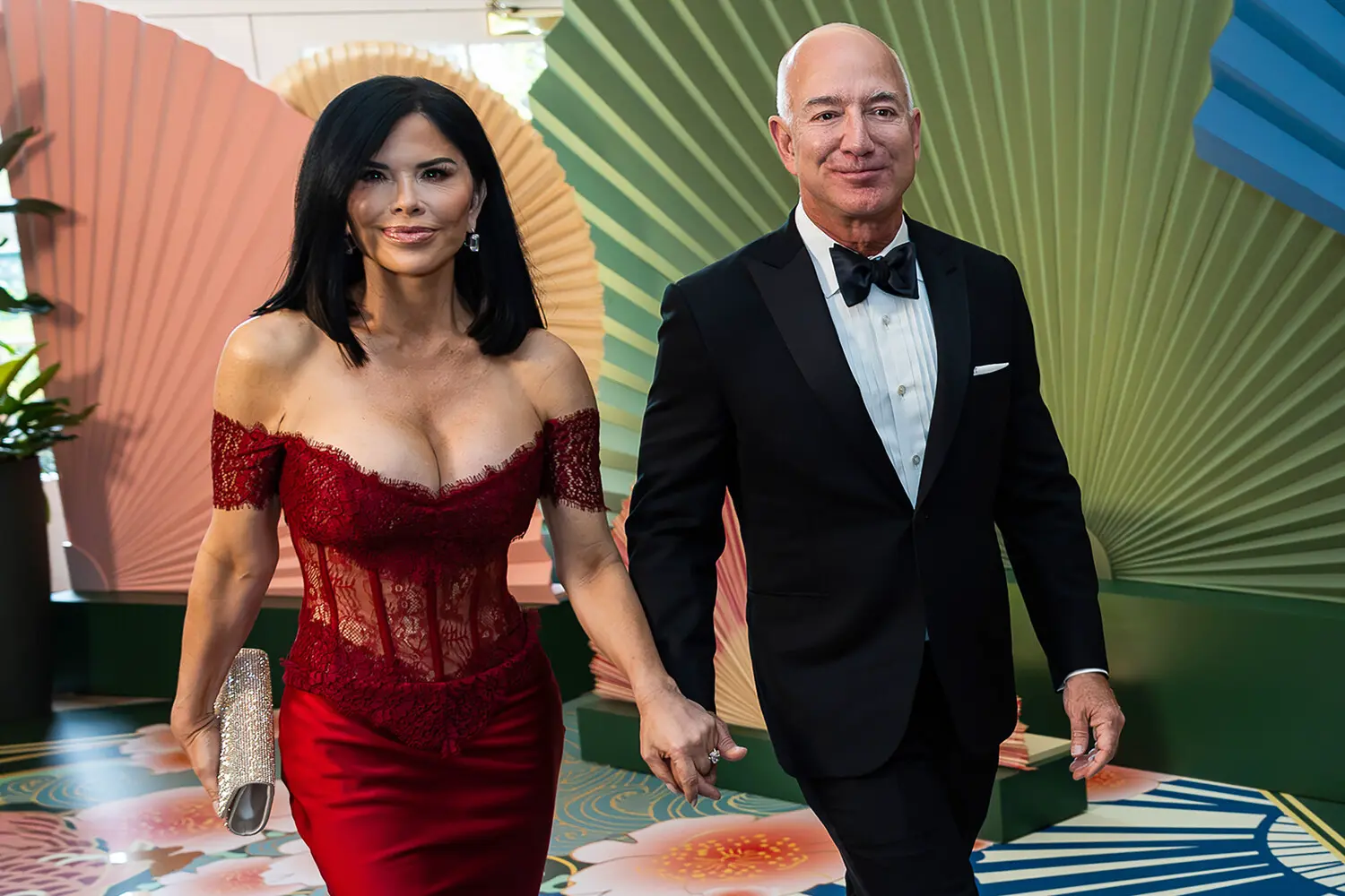 Свадьба Джеффа Безоса и Лорен Санчес в Венеции с Dolce & Gabbana и протестами-0