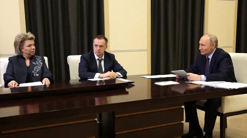 «Не обогащают, а засоряют наш язык»: Путин призвал избавляться от вульгарных и механических иностранных заимствований