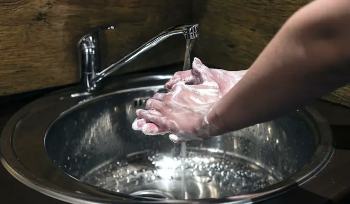 Сухость и раннее старение: врач разочаровала любителей хозяйственного мыла