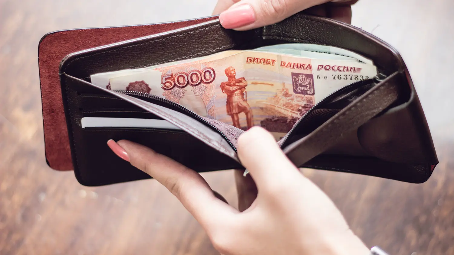 Александр Сафонов из Финансового университета объяснил разрыв в зарплатах-0