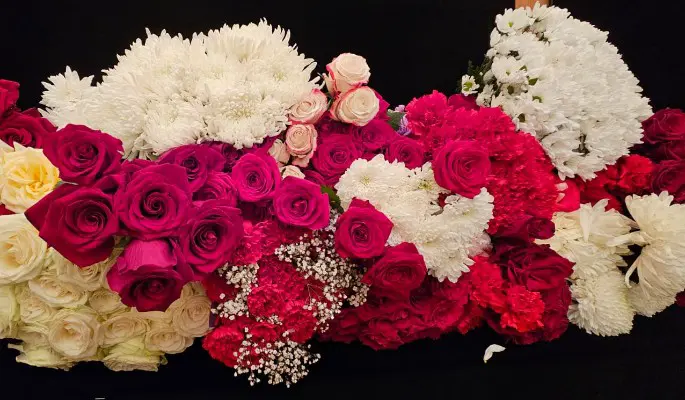 Люди несут цветы к дому Сергея Шнурова в Санкт-Петербурге