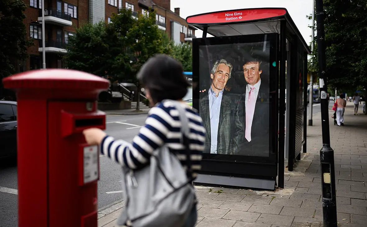 Активисты вывесили плакат с изображением Дональда Трампа и Джеффри Эпштейна возле посольства США в Лондоне, 17 июля 2025 года ( Leon Neal / Getty Images)