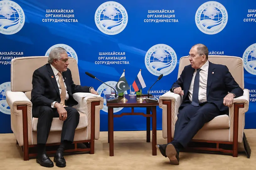 Министр иностранных дел Пакистана Мохаммад Исхак Дар (слева) и глава МИД России Сергей Лавров на встрече в КНР
