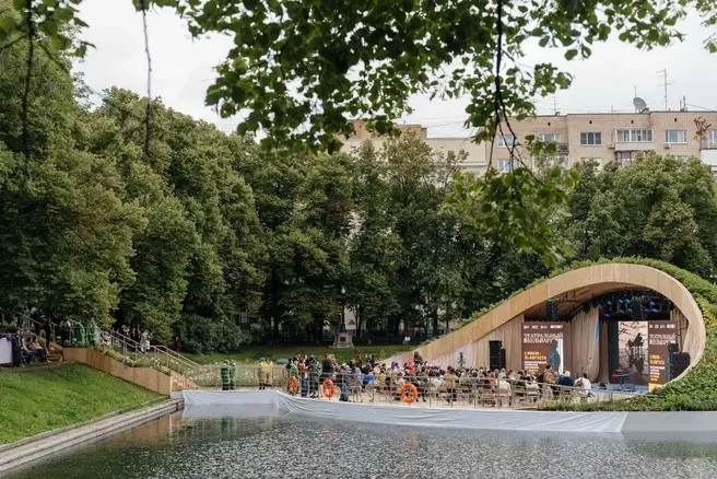 На Патриарших открыли сцену, против которой выступали жители | Источник: Пресс-служба Департамента культуры города Москвы