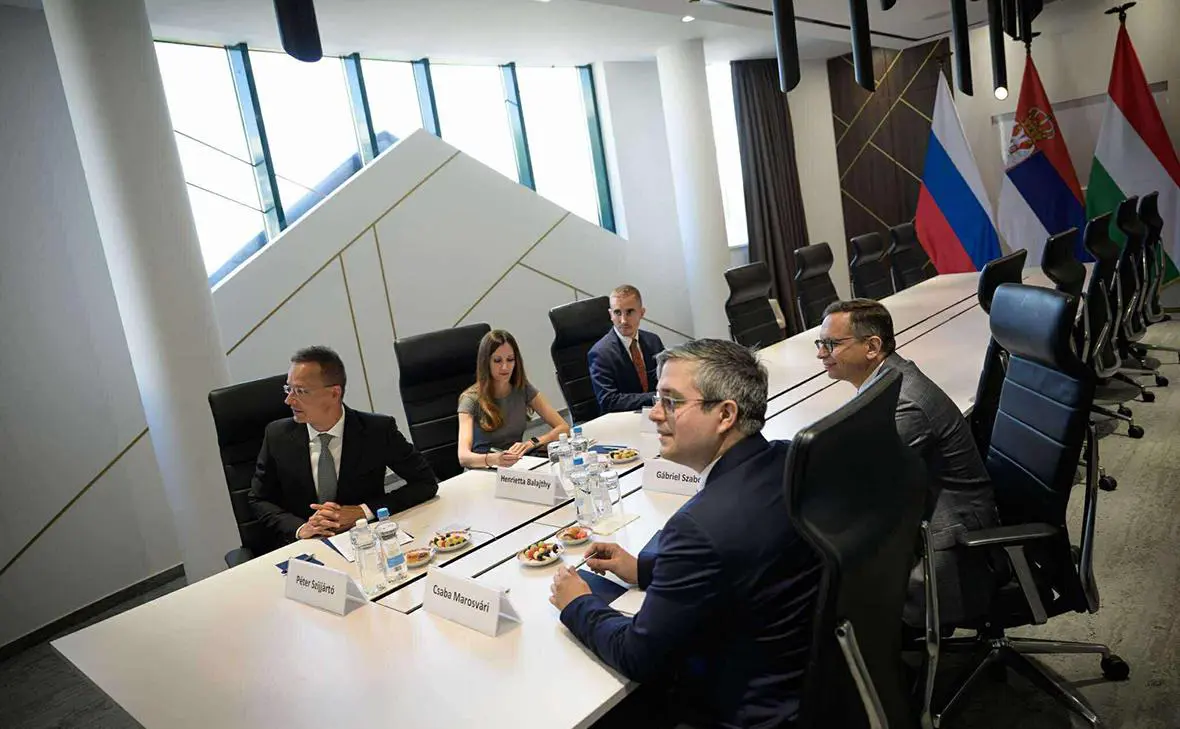 Петер Сийярто (слева) (szijjarto.peter.official / Facebook (входит в корпорацию Meta, признана экстремистской и запрещена в России))