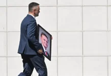 Путин направил венок, а Андрей Никитин лично прибыл на прощание с Романом Старовойтом putin napravil venok a andrej nikitin lichno pribyl na proshhanie s romanom starovojtom-obzone-su-0