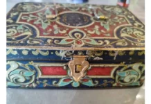 Уникальные лоты включают шкатулку Абрикосовых, LEGO и автографы Pink Floyd и Maneskin unikalnye loty vklyuchayut shkatulku abrikosovyh i avtografy i -obzone-su-0