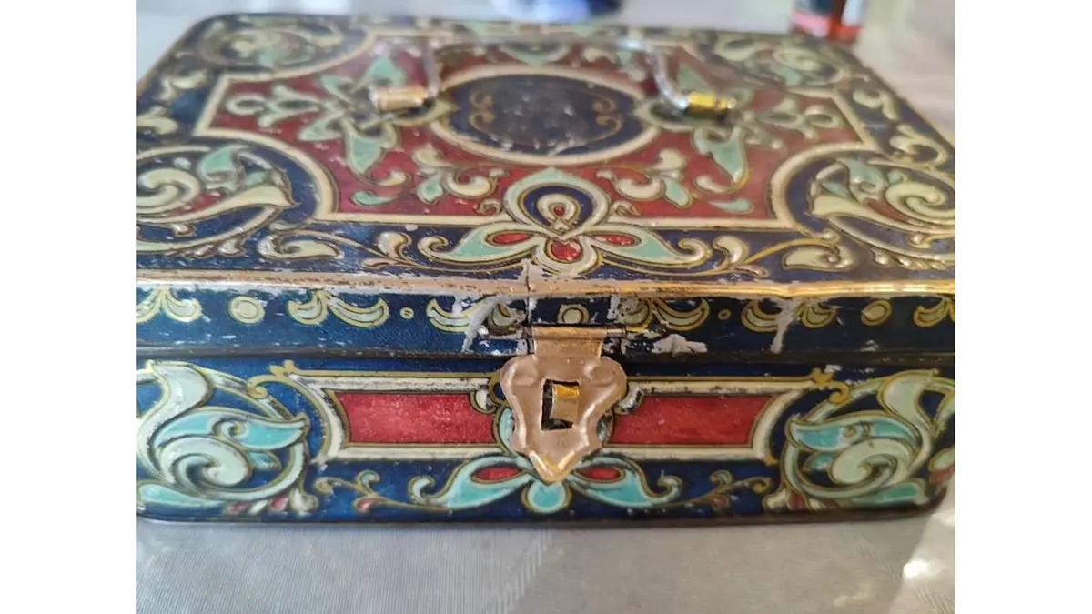 Шкатулку для сладостей XIX века продают в Подмосковье по низкой цене