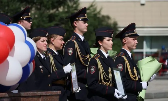 Артем Жога поздравил выпускников Уральского юринститута МВД в Екатеринбурге-0