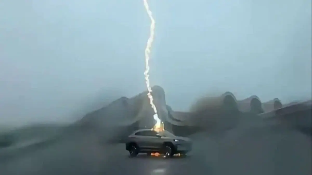 Феноменальное спасение водителя от трёх молний на BYD Song Plus-0